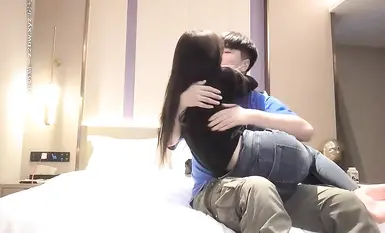 大神的眼光，外圍小模特，舌吻調情妹子很享受，翹屁股肥逼清晰可見，騎乘側入床吱吱響