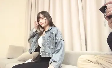 Isang maganda at magandang babae na nakasuot ng puting pang-itaas at maong, dalisay at matamis na may malalaking suso, nakikisali sa French kissing, magkahawak-kamay, oral sex, riding, thrusting, at vigorous fucking.