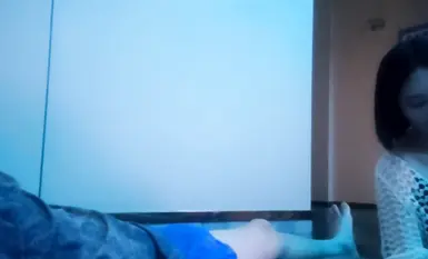 技师太漂亮，按摩到挑逗逐渐暧昧气氛，玩弄奶子露茎引诱，舞动卖弄风骚