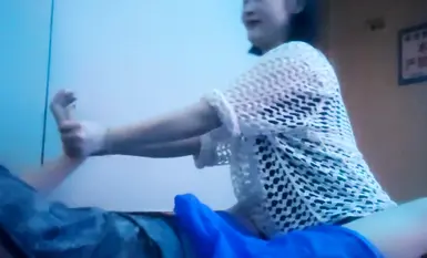 技师太漂亮，按摩到挑逗逐渐暧昧气氛，玩弄奶子露茎引诱，舞动卖弄风骚