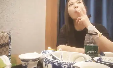 Nakilala ko ang isang batang babae na may nakapusod para sa 520 (ika-20 ng Mayo). Siya ay mahusay, at ako ay mas mahusay. Kami ay naglandi, naglaro ng 69, nagdilaan sa isa't isa, at siniil ko siya nang husto mula sa likod, umuungol at humihingal - ito