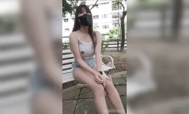 ❤️小小Q｜羞恥露出_上衣剪出兩個洞露乳頭,街上強制露出