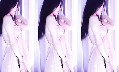 網易CC 網紅騷主播【阿籬】裸舞誘惑，大長腿好身材，M腿掰逼展示 (1)