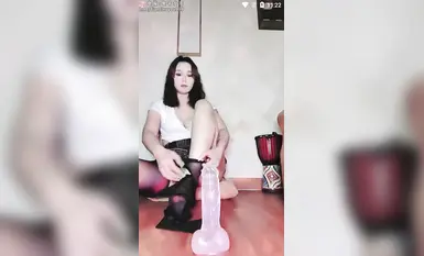 Bé thỏ con thực hiện động tác xoạc chân, người phụ nữ trẻ ngực lớn, thanh lịch thực hiện động tác xoạc chân trong khi thủ dâm (3)