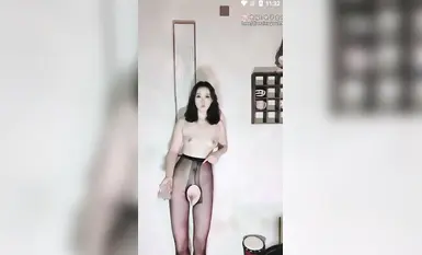 Bé thỏ con thực hiện động tác xoạc chân, người phụ nữ trẻ ngực lớn, thanh lịch thực hiện động tác xoạc chân trong khi thủ dâm (3)