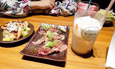 풍만한 가슴과 글래머러스한 엉덩이를 가진 젊은 여성 [리틀 Q]가 아키하바라에서 아찔한 속옷 차림으로 노출의 한계를 시험하며 몸을 드러낸다.