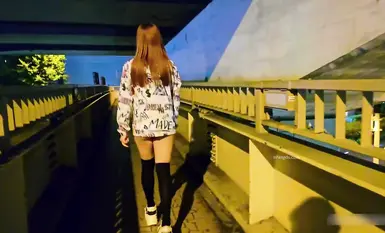 풍만한 가슴과 글래머러스한 엉덩이를 가진 젊은 여성 [리틀 Q]가 아키하바라에서 아찔한 속옷 차림으로 노출의 한계를 시험하며 몸을 드러낸다.