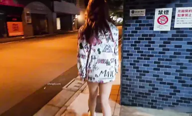 풍만한 가슴과 글래머러스한 엉덩이를 가진 젊은 여성 [리틀 Q]가 아키하바라에서 아찔한 속옷 차림으로 노출의 한계를 시험하며 몸을 드러낸다.