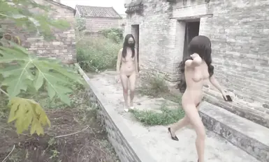 The ceiling reveals the new work of the crazy mature woman [cikaimoon] + a collection of recent works. Freedom in the fields: a day spent with farmers, completely naked in front of farmers, completely naked in front of people on the beach. She is really bold and fearless (5).