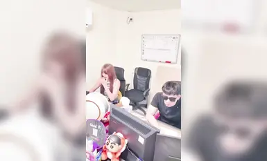 Isang Taiwanese internet celebrity na may kaakit-akit na pangangatawan at malalaking dibdib, si [Li Zhixuan], ay nag-apply upang maging isang babaeng empleyado ng isang kompanya ng AV, umaasang balang araw ay ma-engganyo habang nagtatrabaho (1).