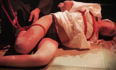 国内ネット芸能人写真集【Ligui】Liguiの超大型全裸緊縛に蝋垂らし、二人の女が足を舐める（１）