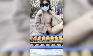 户外露出女神『兔兔爱露出』公园超市各种人前露出尿尿啪啪紫薇太刺激了忍不住喷了各种反差行为(5)