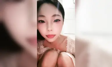 11月新品，略带羞涩反差骚货【蛋挞】高价一对一网调，浴室卧室大开M腿脸穴同框阿黑颜卖骚