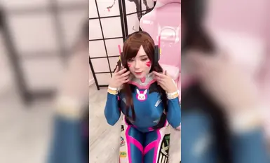 很符合国人审美的极品洋马【sweetiefox 甜狐】女孩cosplay守望先锋中的D.Va，口交直到射脸