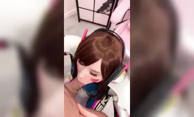 很符合国人审美的极品洋马【sweetiefox 甜狐】女孩cosplay守望先锋中的D.Va，口交直到射脸