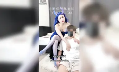 Karya terbaru daripada guru seks Twitter "Xi Mengyao," pasangan berusia 95 tahun yang dikhianati dan ratu berkaki panjang, menampilkan Ao Bing yang dilahirkan semula. Makcik, yang tidak dapat menahan diri, secara aktif mengusik akar naganya, mem