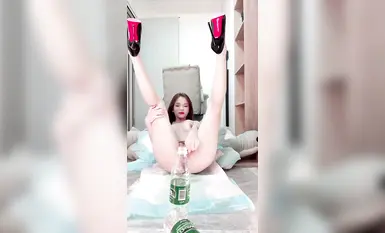 Video kebajikan kereta sport tersuai penstrim selebriti internet berdada besar yang berwarna-warni, berkualiti tinggi, 'Feng Baobao', kaki panjang, tarian bogel, melancap, mandi, mengerang, sangat menggoda (6)