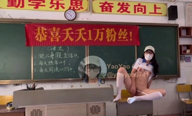 Isang napakagandang dalagang ipinanganak noong 2003, si [Xiao Yao], ay nakasuot ng iba't ibang kaakit-akit na itim na medyas na hanggang tuhod at mga klasikong uniporme ng JK, kabilang ang mga uniporme sa paaralan na tumutugma sa kanya. Gumagawa siya 