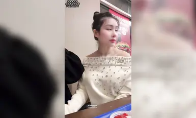 กูรูเรื่องเพศบนทวิตเตอร์ วัย 95 ปี คู่รักที่ถูกนอกใจ และสาวสวยขายาวนามว่า "ซี เมิ่งเหยา" จู่ๆ ก็เกิดไอเดียขึ้นมาขณะกำลังกินเฟรนช์ฟรายส์และมองดูซอสมะเขือเทศ: ทำไมไม่ลองซอสมะเขือเทศผสมน้ำอสุจิดูล่ะ? ในร้านอาหารที่คนพลุกพล่าน เธอจึงหลั่งน้ำอสุจิลงใ