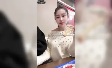 กูรูเรื่องเพศบนทวิตเตอร์ วัย 95 ปี คู่รักที่ถูกนอกใจ และสาวสวยขายาวนามว่า "ซี เมิ่งเหยา" จู่ๆ ก็เกิดไอเดียขึ้นมาขณะกำลังกินเฟรนช์ฟรายส์และมองดูซอสมะเขือเทศ: ทำไมไม่ลองซอสมะเขือเทศผสมน้ำอสุจิดูล่ะ? ในร้านอาหารที่คนพลุกพล่าน เธอจึงหลั่งน้ำอสุจิลงใ