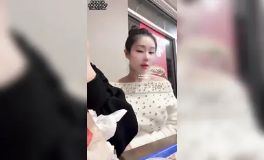 กูรูเรื่องเพศบนทวิตเตอร์ วัย 95 ปี คู่รักที่ถูกนอกใจ และสาวสวยขายาวนามว่า "ซี เมิ่งเหยา" จู่ๆ ก็เกิดไอเดียขึ้นมาขณะกำลังกินเฟรนช์ฟรายส์และมองดูซอสมะเขือเทศ: ทำไมไม่ลองซอสมะเขือเทศผสมน้ำอสุจิดูล่ะ? ในร้านอาหารที่คนพลุกพล่าน เธอจึงหลั่งน้ำอสุจิลงใ