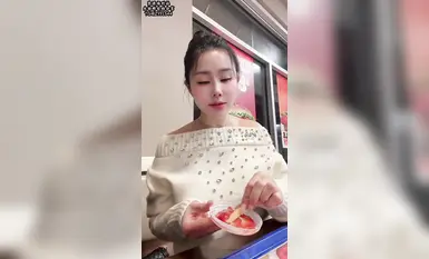 กูรูเรื่องเพศบนทวิตเตอร์ วัย 95 ปี คู่รักที่ถูกนอกใจ และสาวสวยขายาวนามว่า "ซี เมิ่งเหยา" จู่ๆ ก็เกิดไอเดียขึ้นมาขณะกำลังกินเฟรนช์ฟรายส์และมองดูซอสมะเขือเทศ: ทำไมไม่ลองซอสมะเขือเทศผสมน้ำอสุจิดูล่ะ? ในร้านอาหารที่คนพลุกพล่าน เธอจึงหลั่งน้ำอสุจิลงใ