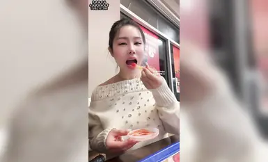 กูรูเรื่องเพศบนทวิตเตอร์ วัย 95 ปี คู่รักที่ถูกนอกใจ และสาวสวยขายาวนามว่า "ซี เมิ่งเหยา" จู่ๆ ก็เกิดไอเดียขึ้นมาขณะกำลังกินเฟรนช์ฟรายส์และมองดูซอสมะเขือเทศ: ทำไมไม่ลองซอสมะเขือเทศผสมน้ำอสุจิดูล่ะ? ในร้านอาหารที่คนพลุกพล่าน เธอจึงหลั่งน้ำอสุจิลงใ