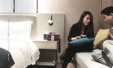 Cô nàng livestream hát rất tinh nghịch. Đầu tiên, cô ấy sẽ tán tỉnh và trêu chọc tôi trên ghế sofa, sau khi tắm xong, cô ấy sẽ bắt đầu quan hệ tình dục, nâng chân lên để thâm nhập từ bên hông, rồi thúc vào tôi từ phía sau với mông nâng cao.