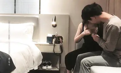 歌を歌うライブ配信者の彼女は遊び心たっぷりだ。まずソファでいちゃつき、胸を揉みしだく。シャワーを浴びた後はセックスを始める。足を上げて横から挿入し、腰を突き上げて激しくバックで挿入する。