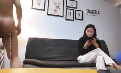 車圈小模，修長美腿加上大波，身材完美在沙發上各種姿勢干。