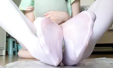 地瓜小盆友 旗袍厚白絲潤滑油搓腳秀足