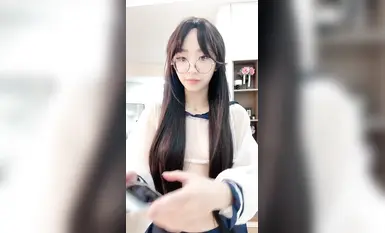 【精品粉宝宝】极品高颜值眼镜嫩妹透明水手服