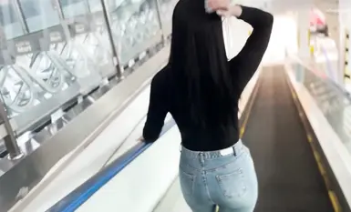 หญิงสาวผมยาวสวยสะดุดตาที่แต่งงานแล้วคนหนึ่งบนทวิตเตอร์ สวมกางเกงยีนส์ทรงสวยเป๊ะ และมีรูปร่างเย้ายวน เดินเล่นอยู่ในห้างสรรพสินค้าขนาดใหญ่ เกิดการพบกันอย่างใกล้ชิดในบันไดที่ว่างเปล่า ศีรษะที่โล้นและช่องเปิดที่เหมือนรอยผ่าของเธอนั้นช่างน่าทึ่งเหลือเกิน