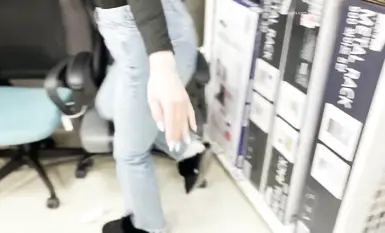 หญิงสาวผมยาวสวยสะดุดตาที่แต่งงานแล้วคนหนึ่งบนทวิตเตอร์ สวมกางเกงยีนส์ทรงสวยเป๊ะ และมีรูปร่างเย้ายวน เดินเล่นอยู่ในห้างสรรพสินค้าขนาดใหญ่ เกิดการพบกันอย่างใกล้ชิดในบันไดที่ว่างเปล่า ศีรษะที่โล้นและช่องเปิดที่เหมือนรอยผ่าของเธอนั้นช่างน่าทึ่งเหลือเกิน