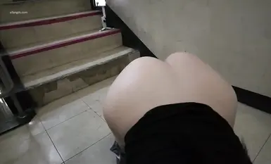 หญิงสาวผมยาวสวยสะดุดตาที่แต่งงานแล้วคนหนึ่งบนทวิตเตอร์ สวมกางเกงยีนส์ทรงสวยเป๊ะ และมีรูปร่างเย้ายวน เดินเล่นอยู่ในห้างสรรพสินค้าขนาดใหญ่ เกิดการพบกันอย่างใกล้ชิดในบันไดที่ว่างเปล่า ศีรษะที่โล้นและช่องเปิดที่เหมือนรอยผ่าของเธอนั้นช่างน่าทึ่งเหลือเกิน