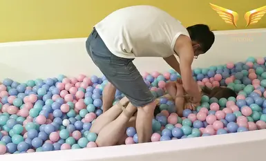 Siri perhambaan dan disiplin SM domestik [Bahasa Laut Semenanjung] Bahasa Laut dengan empat ekor kuda terikat di dalam bola.