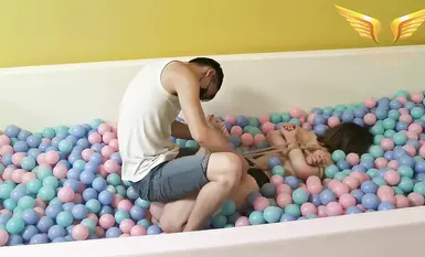 Siri perhambaan dan disiplin SM domestik [Bahasa Laut Semenanjung] Bahasa Laut dengan empat ekor kuda terikat di dalam bola.