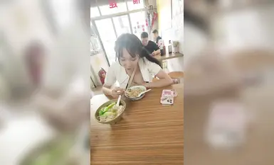 트위터 인플루언서이자 야외 노출 블로거인 [TonyJ와 Beibei]가 로리타 스타일의 야외 노출, 세일러복, 교복, 항문 플러그, 여우 꼬리, 자위, 구강 성교, 성행위를 코스프레합니다(1).