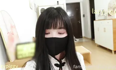 极品白虎嫩妹【lazypiggy懒懒猪】性瘾姐姐勾引邻家男孩，用嘴和足给他的大肉