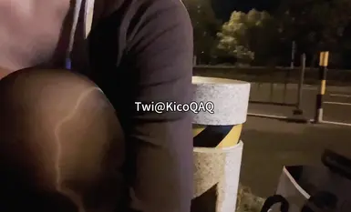 kicoqaq ผู้สร้างคอนเทนต์สำหรับผู้ใหญ่ที่รับค่าจ้าง ได้โพสต์วิดีโอที่เธอสำเร็จความใคร่ด้วยตนเองบนถนนเมื่อเร็ว ๆ นี้