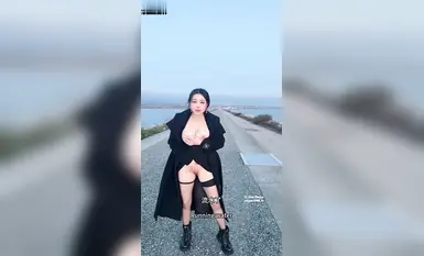 超美整活御姐_汐夢瑤_最新作，公園風景真的超級棒！_我也趁著氣氛正好，大膽地在陌生人面前露出口交，最後實在憋不住了直接在海邊開炮被狠狠內射