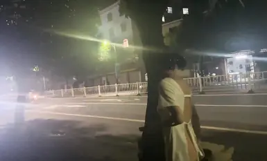 เพดานเผยให้เห็นผลงานล่าสุดของหญิงวัยกลางคนบ้า [cikaimoon] ผู้ซึ่งเปิดเผยตัวเองอย่างโจ่งแจ้งและไม่สนใจคนเดินผ่านไปมาในขณะที่เกี้ยวพาราสีกับชายชรา (1)