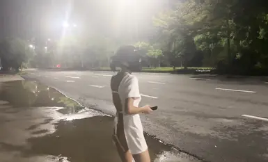 The ceiling reveals a crazy mature woman [cikaimoon]'s latest work, boldly exposing herself and ignoring passersby while flirting with an old man (2)