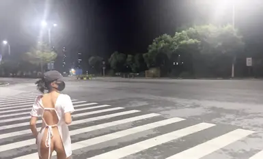 The ceiling reveals a crazy mature woman [cikaimoon]'s latest work, boldly exposing herself and ignoring passersby while flirting with an old man (2)