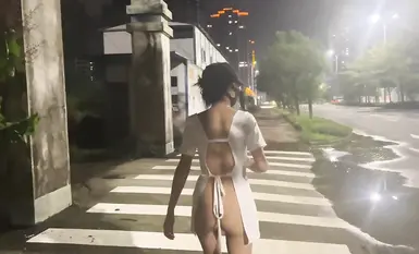 Siling itu mendedahkan karya terbaru seorang wanita matang yang gila [cikaimoon], yang berani mendedahkan dirinya dan mengabaikan orang yang lalu-lalang sambil bercumbu dengan seorang lelaki tua (2)