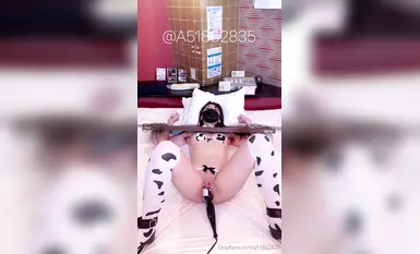 Protagonis wanita SM dengan 190,000 pengikut Twitter [A] ialah pelanggan berbayar. Dia mempunyai badan yang sensitif, suka didera, dan mengalami kekejangan yang tidak terkawal semasa orgasme, memutarkan matanya, dan mengeluarkan cecair (6).