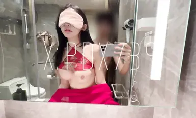 推特網紅約啪大神【派大星】伊藤誠_紅色情趣肚兜，大長腿酥胸美女御姐