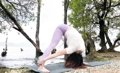 網紅瑜伽博主『周奕親』露點裸體瑜伽 居家戶外高難度展示無毛肥逼 (2)