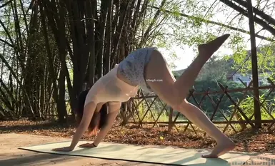 インターネットで有名なヨガブロガー「周一琴」が自宅や屋外でヌードヨガを行い、無毛で太った膣を披露している（5）