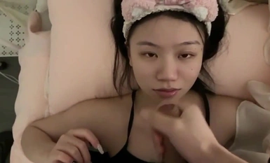 極上素人流出映像 - 国内女子大生の黄潔ちゃんが、様々なアングルでオーラルセックスを披露。セクシーなランジェリーを身にまとい、ベッドの上で喘ぎ声を上げながら犯される。スタイル抜群の彼女。